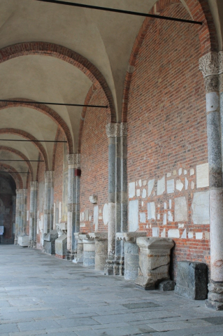 Fig. 1: Iscrizioni esposte come lapidario nel lato destro del quadriportico introduttivo della basilica