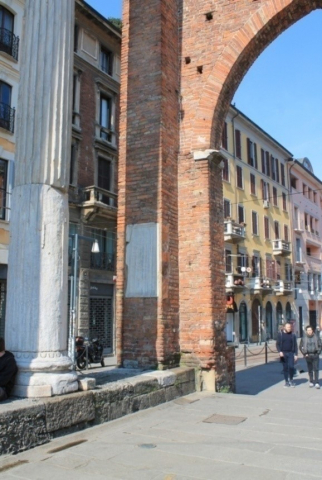 Fig. 3: Iscrizione inglobata nel pilastro nord del colonnato