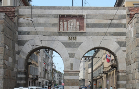 Fig. 7: Le arcate della Porta con i relativi reimpieghi (lato di piazza Cavour)