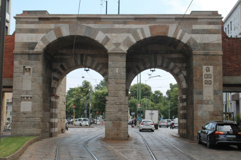 Fig. 8: Arcate della Porta coi relativi reimpieghi (lato via Manzoni)