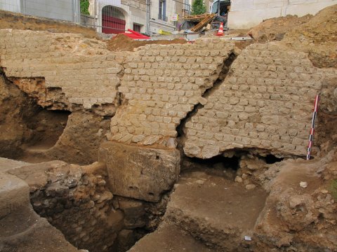 Fig. 7 : Le rempart du Bas-Empire. Ses puissantes fondations ont servi de carrière au Moyen Age. La face interne de son élévation est encore visible au niveau du square du Palais de Justice