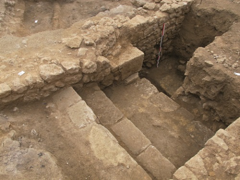 Fig. 8 : La maison sur cave. Vue de la descente d’escalier menant à la cave retrouvée lors des fouilles archéologiques de 2012