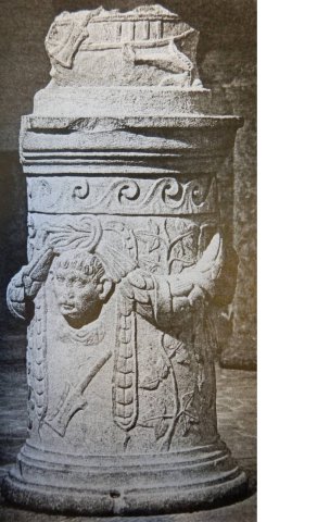 Fig. 7 a : Autel cylindrique et octogonal d’Altinum