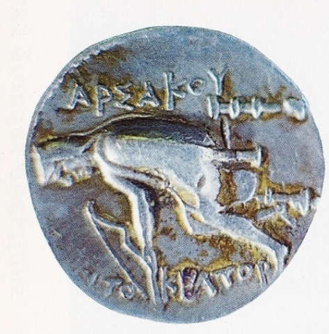Fig. 1 : Drachme d’Arsace Ier (238-211 av. J.-C.). Le roi est dit autocrator, c’est-à-dire qu’il ne doit son pouvoir qu’à lui-même © F. Duyrat, « Le monnayage parthe », Dossiers d’archéologie, 271, 2002, p. 37