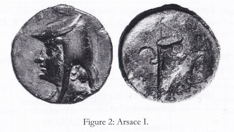 Fig. 2 : Monnaie de bronze d’Arsace Ier (238-211 av. J.-C.). Sur l’avers, le buste du roi coiffé du bachlik et du diadème. Au revers un arc dans son étui muni d’une sangle. Généralement le goryte est représenté sur les monnaies de bronze et l’archer assis sur les monnaies d’argent © J. Gaslain, « Réflexions sur la signification des armes des premières monnaies arsacides », dans M. Mode, J. Tubach (dir.), Arms and Armour as Indicators of Cultural Transfer, Wiesbaden, Dr. Ludwig Reichert Verlag, 2006, fig. 2
