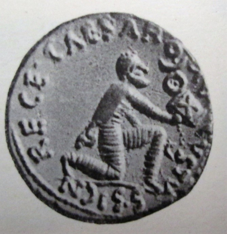 Fig. 4 : Denier d’argent frappé à Rome en 18 av. J.-C. Sur le revers, un Parthe à genoux, tête nue, sans armure et sans armes, remet les enseignes perdues de Crassus et d’Antoine. Légende : CAESAR AVGVSTVS SIGN(IS) RECE(PTIS) (César Auguste, aux enseignes retrouvées) © Anne S. Robertson, Roman Imperial Coins, vol. I, Londres, Oxford University Press, 1962, n° 4, pl. I