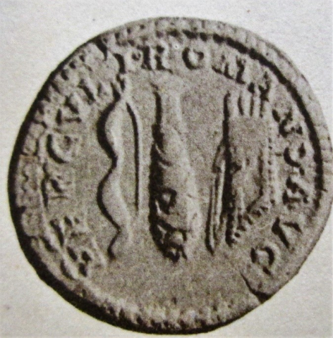 Fig. 6 : Denier d’argent frappé à Rome, daté de 191-192. Sur l’avers, tête de Commode portant la léontè (peau de lion d’Héraclès). Sur le revers (ci-dessus), les armes du héros : l’arc, la massue et le carquois. Légende en commun sur le revers : HERCVLI ROMANO AVG(VSTO) (À l’Hercule romain auguste) © H. Mattingly, Roman Imperial Coinage, vol. III, Londres, Spink and Son, 1930, n° 253 (pl. XV, 310)