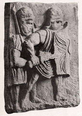 Fig. 1 : Piédestal de colonne de Mayence, époque flavienne (Landesmuseum Mainz) © Émile ESPERANDIEU, Recueil général des bas-reliefs, statues et bustes de la Gaule romaine. 7-8-9, Gaule germanique, Paris, Impr. Nationale 1918, p. 333.