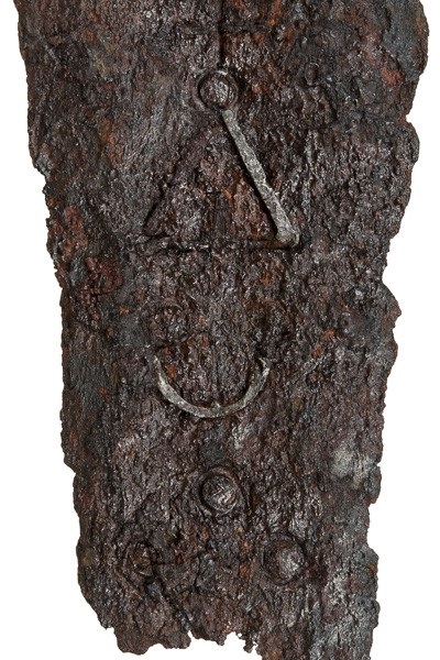 Fig. 10 : Épée n° 849.48.4, XIIIe siècle. Musée Dobrée, Nantes. Détail du décor géométrique en argent dans la gorge © H. Neveu-Dérotrie / Musée Dobrée - Grand Patrimoine de Loire-Atlantique