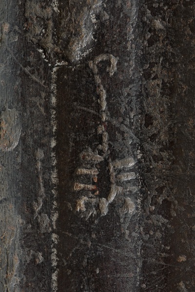 Fig. 12 : Épée n° 930.1.590, fin XIVe-début XVe siècle. Musée Dobrée, Nantes. Détail du scorpion incisé dans la gorge © H. Neveu-Dérotrie / Musée Dobrée - Grand Patrimoine de Loire-Atlantique