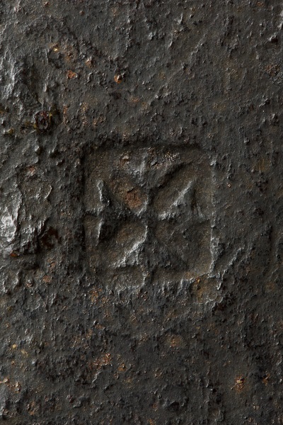 Fig. 13 : Épée n° 930.1.590, fin XIVe-début XVe siècle. Musée Dobrée, Nantes. Détail de la croix pâtée réalisée sur la soie © H. Neveu-Dérotrie / Musée Dobrée - Grand Patrimoine de Loire-Atlantique