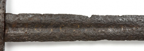 Fig. 15 : Épée n° 930.1.591, XIIIe -XIVe siècles. Musée Dobrée, Nantes, détail de l’inscription damasquinée dans la gorge © H. Neveu-Dérotrie / Musée Dobrée - Grand Patrimoine de Loire-Atlantique