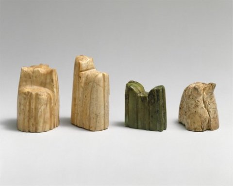 Fig. 3 : Lot de pièces d’échecs (roi, tour et fou) de Nishapur, Iran, ivoire, IXe-XIIe siècle © MET Museum