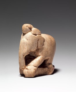 Fig. 4 : Éléphant d’échecs attribué aux terres islamiques occidentales, ivoire, XIe-XIIe siècle © MET Museum