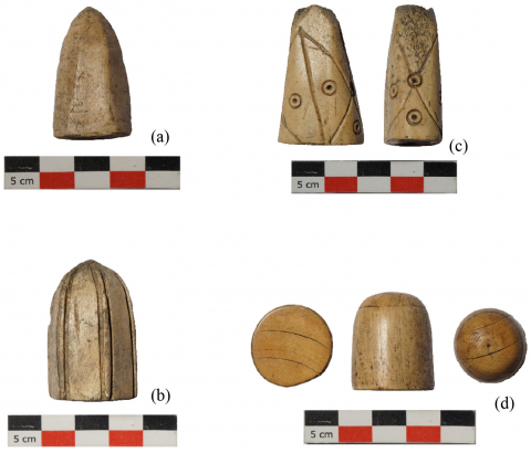 Fig. 10 : (a) Pion d’échecs à décor facetté, pointe d’andouiller de cerf, (b) Pion d’échecs à décor de sillons, pointe d’andouiller de cerf, (c) Pion d’échecs à décor incisé et ocellé, pointe d’andouiller de cerf, (d) Pion d’échecs tourné sans décor, ivoire, Mayenne, Xe-XIIe s., © H. Sarmento Pedro