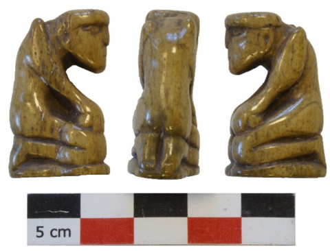 Fig. 11 : Pion d’échecs, os long de mammifère, Pineuilh, La Mothe, seconde moitié du XIe s., © H. Sarmento Pedro