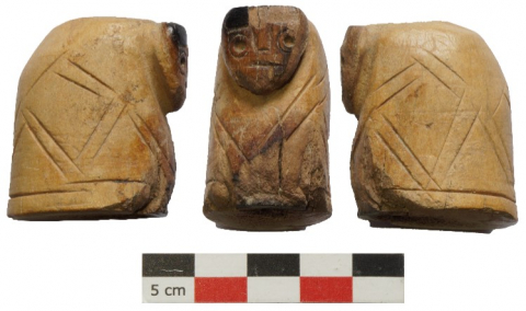 Fig. 12 : Cavalier d’échecs, andouiller de cerf, Château de Montignac, XIe s., © H. Sarmento Pedro