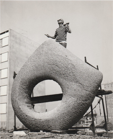 Fig. 3 : Alicia Moï Orban, Soleil de l’Apocalypse, 1964. Sculpture en pierre volcanique, taille directe, hauteur 3,5 m, Rosny. © Photographe inconnu