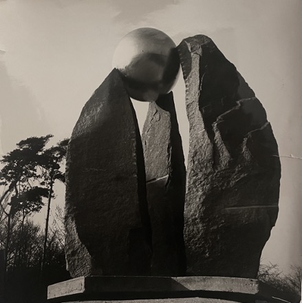 Fig. 4 : Alicia Moï Orban, Précarité Solaire, 1968. Granit et feuilles d’or fin, hauteur 6 m, Yerres. © Photographe inconnu