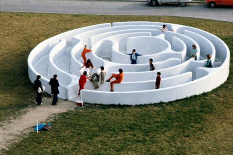 Fig. 5 : Marta Pan, Labyrinthe, 1974, béton et émaux de Briare, Lycée Madame de Staël, Montluçon © Fondation Marta Pan – André Wogenscky / DR