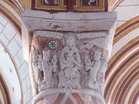Fig. 1 : Chauvigny (86), église Saint-Pierre, intérieur, rond-point, chapiteau de la première colonne au sud de l'axe central : Adoration de Mages et signature de Gofridus.