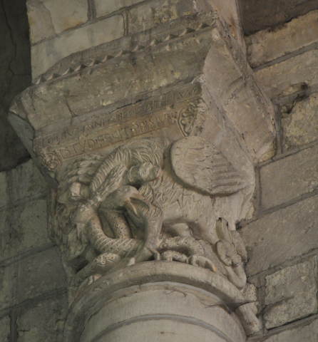 Fig. 2 : Châtillon-sur-Indre (36), église Notre-Dame (autrefois Saint-Outrille), intérieur, mur du collatéral sud, premier chapiteau en venant de l'ouest, Oiseaux et serpents luttant et signature de Petrus Ianitoris.