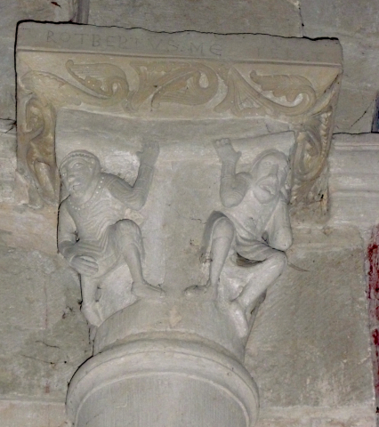 Fig. 5 : Saint-Révérien (58), église Saint-Révérien, intérieur, déambulatoire, chapiteau de la première colonne au nord de la chapelle axiale : Atlantes et signature de Rotbertus.