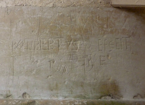 Fig. 6 : Saint-Révérien (58), église Saint-Révérien, intérieur, rond-point, coté nord, deuxième colonne à partir du pilier : graffiti avec le nom de Rotbertus.