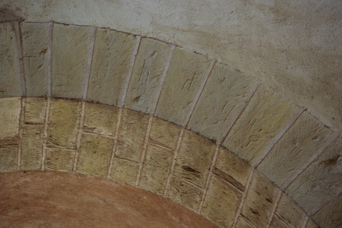 Fig. 10 – Sainte-Foy de Conques, exemple d’une composition variée des marques doubles, face est du doubleau séparant le massif occidental du collatéral sud de la nef.