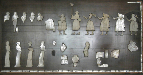 Fig. 1 : Étendard de Mari, tentative de reconstitution établie par A. Parrot (fragments d’incrustations retrouvés dans le temple d’Ishtar, Mari, Syrie ; coquille nacrée, schiste, calcaire rouge, bitume, bois ; ht. 35 cm, l. 70 cm ; musée du Louvre, Paris) © B. Couturaud 2009