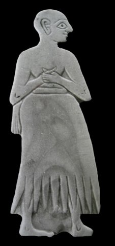 Fig. 4 : Homme en prière, les mains jointes sur la poitrine (centre administratif, Mari, Syrie ; coquille non nacrée ; ht. 6,7 cm, l. 2,7 cm ; musée national, Damas) © Mission archéologique de Mari