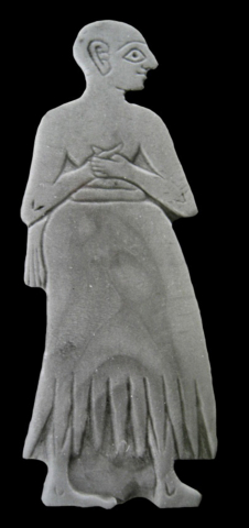 Fig. 4 : Homme en prière, les mains jointes sur la poitrine (centre administratif, Mari, Syrie ; coquille non nacrée ; ht. 6,7 cm, l. 2,7 cm ; musée national, Damas) © Mission archéologique de Mari