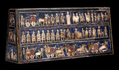 Fig. 6 : Étendard d’Ur (cimetière d’Ur, Iraq ; coquille non nacrée, lapis-lazuli, calcaire rouge, bitume, bois ; ht. 20,3 cm, l. 47 cm ; British Museum, Londres) © British Museum