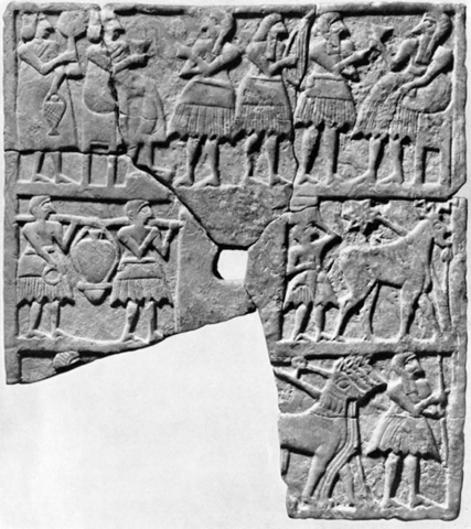 Fig. 7 : Plaque perforée représentant une scène de banquet sur le registre supérieur, des portefaix sur le registre médian et un char sur le registre inférieur (temple ovale, Khafadjah, Iraq ; calcaire ; ht. 32 cm, l. 29,5 cm ; musée d’Iraq, Bagdad) © H. Frankfort 1939
