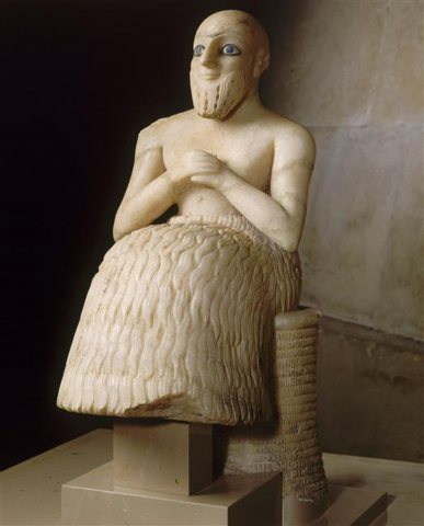 Fig. 8 : Statue d’Ebih-Il, intendant du palais de Mari, inscrite au dos (temple d’Ishtar, Mari, Syrie ; albâtre ; ht. 52 cm ; musée du Louvre, Paris) © Réunion des musées nationaux