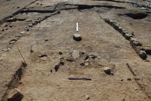 Fig. 10 : Structure absidée du secteur 1 de l’Incoronata, vue depuis l’ouest. Au premier plan, dépôt de céramiques grecques et indigènes (Photo : M. DENTI)