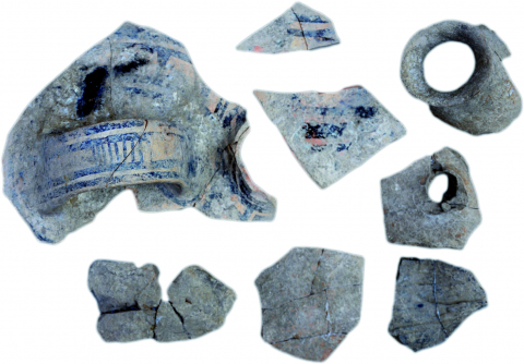 Fig. 12 : Askos indigène à décoration monochrome provenant du dépôt au niveau de l’abside de la cabane du secteur 1 de l’Incoronata (Photo : M. DENTI)