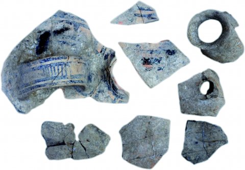 Fig. 12 : Askos indigène à décoration monochrome provenant du dépôt au niveau de l’abside de la cabane du secteur 1 de l’Incoronata (Photo : M. DENTI)