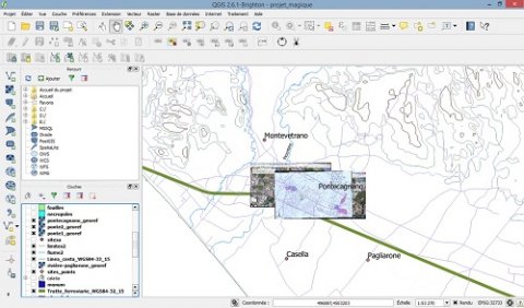 Fig. 3 : Le géoréférencement des plans de fouilles, sur un fond de carte composé de données vectorielles fournies par la région (tracé du chemin de fer en vert, fleuves en bleu, routes en violet)
