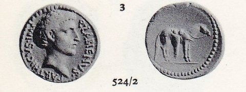 Fig. 3 : Denier d’argent de Quintus Labienus, daté de 40 av. J.-C. Sur l’avers, tête de Q. Labienus, avec la légende Q(VINTVS) LABIENVS PARTHICVS IMP(ERATOR) (Quintus Labienus le Parthique, imperator). Au revers, un cheval parthe avec une bride et une selle ; à celle-ci est accroché un gorytos © M. H. Crawford, Roman Republican Coinage, Cambridge, Cambridge University Press, 1974, n° 524