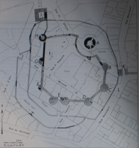 Fig. 5 : Plan du château de Philippe-Auguste et mis en service en 1216 © Bernard Gauthiez, La logique de l’espace urbain, formation et évolution : le cas de Rouen, Thèse de doctorat [dactyl.], Rouen, Université de Rouen, 1991, p. 207, fig. 69