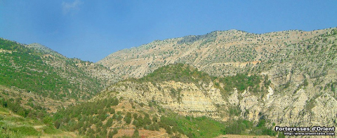 Fig. 4 : site du château de la Moinètre (al-Muneyṭra) © Maxime Goepp, Forteresses d’Orient (http://www.orient-latin.com/fortresses/mneitra)