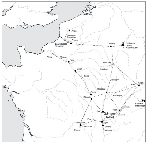 Fig. 9 : Localisation de Quintaine (Clessé, 71) © Philippe HIROU, sur la carte de localisation et de mise en réseau des camps (en noir) et postes de surveillance (en blanc) militaires reconnus à ce jour en Gaule septentrionale et orientale, fig. 75, p. 425, dans Mathieu POUX, « L’empreinte du militaire césarien dans les faciès mobiliers de La Tène finale, Caractérisation, chronologie et diffusion de ses principaux marqueurs », dir. Mathieu POUX, Sur les traces de César, Militaria tardo-républicains en contexte gaulois, Bibracte 14, Actes de la table ronde du 17 octobre 2002, Glux-en-Glenne, 2008, p. 299-432 © Mathieu POUX