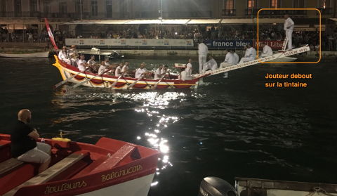 Fig. 19 : Bateau de la joute nautique languedocienne, à Sète (34). La « tintaine » est la planche sur laquelle se tiennent les jouteurs. Fêtes de la Saint-Louis, Sète, 24 août 2019, photographie © Philippe HIROU