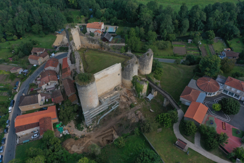 Fig. 2 : Vue prise depuis le sud-est du château triangulaire