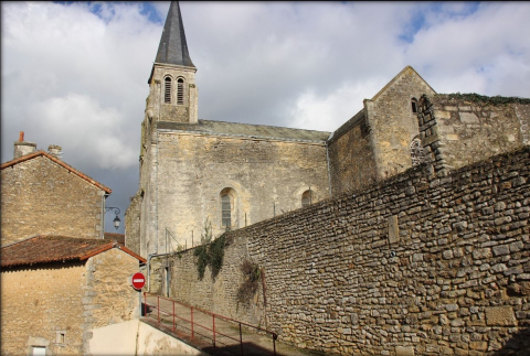 Fig. 3 : Vue de l’église Sainte-Marie de Gençay depuis la rue Pasteur © C. Armand