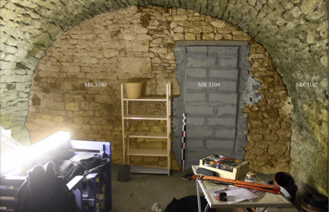 Fig. 9 : Vue du mur nord bouchon (MR 3100) et de la porte bouchée (MR 3109) © C. Armand