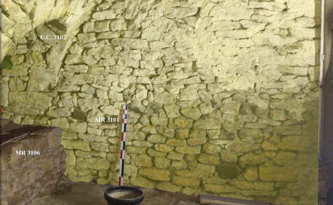 Fig. 10 : Vue du mur sud (MR 3101) de l'arc (U.C. 3102) et du bouchon (MR 3106) © C. Armand