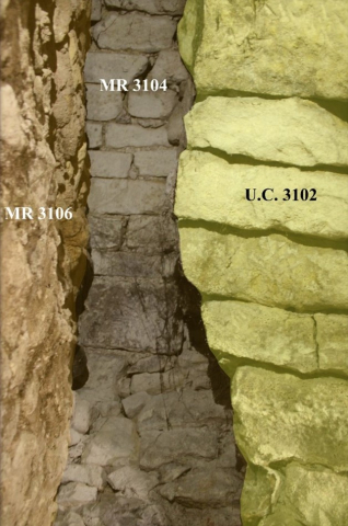 Fig. 11 : Vue du départ du couloir vouté matérialisé par MR 3104 © C. Armand