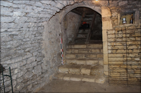 Fig. 17 : Escalier encadré par une porte (fait 8006) composée de deux piédroits (U.C. 8007 et U.C. 8006) ainsi que d’un arc © C. Armand